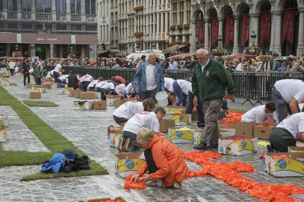 Menschen legen Blumenteppich auf dem Marktplatz an — Stockfoto