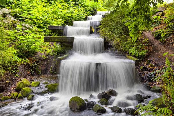 Cascada de cascada en el parque Planten un Blomen en Hamburgo — Foto de Stock