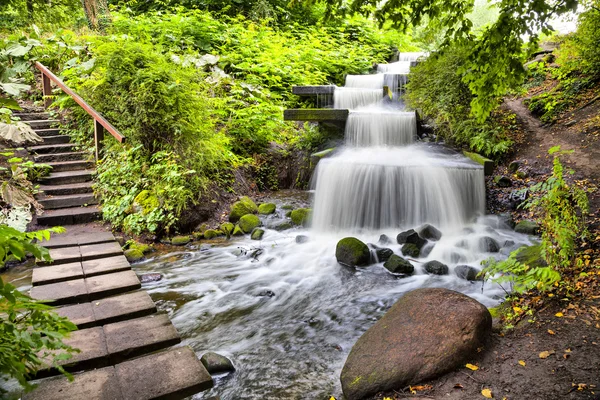 Cascade vattenfallet i parken planten un blomen park i hamburg — Stockfoto