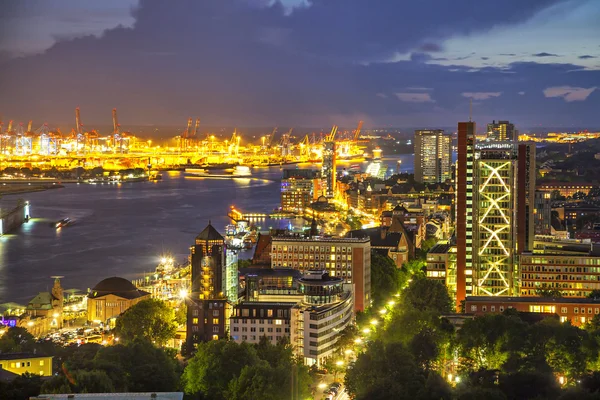 Edificios en la orilla del río Elba por la noche, Hamburgo —  Fotos de Stock