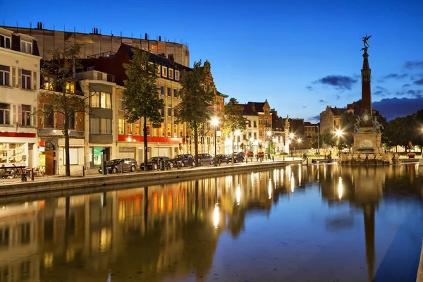 Houses reflectiong in water on the Saint Catherine square in Bru — Stock Photo, Image