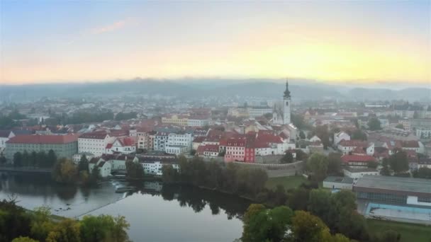 Pisek Tjeckiska Republiken Flygfoto Över Gamla Stan Dimmig Morgon — Stockvideo