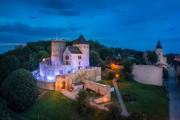 ポーランドのベジンで夕暮れ時の中世の城の空中ビュー — ストック写真