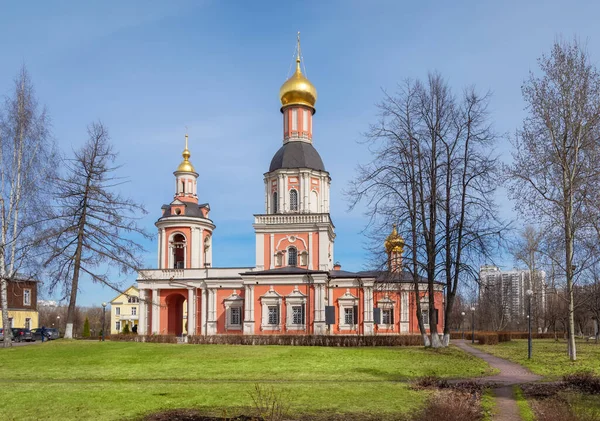 Sviblovo不動産公園 モスクワ ロシアの赤いバロック教会 — ストック写真