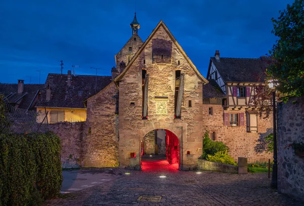 Riquewihr Dorf Elsass Frankreich Blick Auf Beleuchteten Mittelalterlichen Torturm Der — Stockfoto