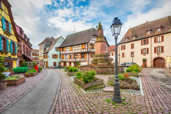 フランス リボービル シンヌ広場のカラフルな半木造住宅 — ストック写真