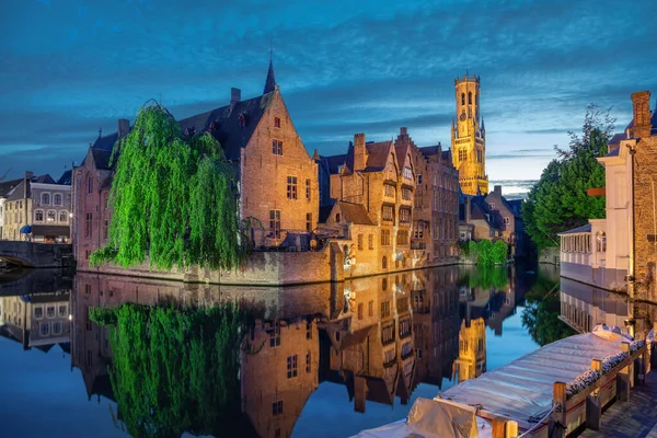 Brugge Belgien Stadsbild Från Berömda Rozenhoedkaai Synvinkel Skymningen — Stockfoto