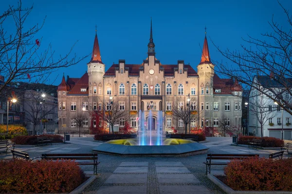 Walbrzych Polonya Plac Magistracki Meydanı Nın Alacakaranlıktaki Görüntüsü — Stok fotoğraf