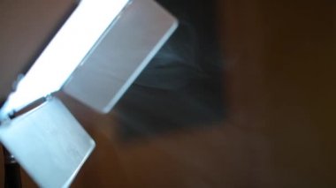 Hafif sihirli esrar tüttürme odasında akşam dumanı tüttürmek.