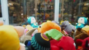 Doldurulmuş oyuncaklarla dolu pençe makineleri çoğu çocuk için favori atari oyunudur.. 