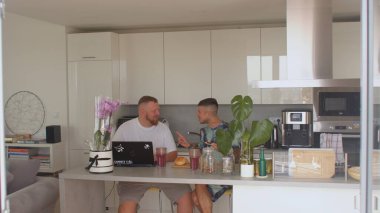 Mutfakta sabah oldu. Evde kahvaltıda sevgilisi olan gerçek bir eşcinsel..