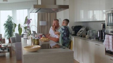 Gerçek bir eşcinsel kahvaltıda sevgilisine çörek ikram eder. Beslenmeyi önemsemek.