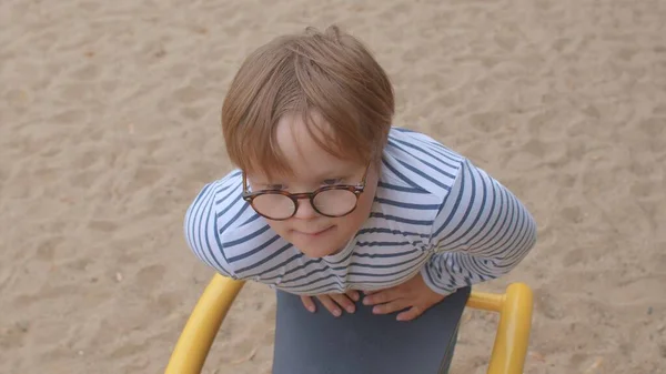 Πορτρέτο έφηβος αγόρι πάρκο παιδιά. Γυαλιά βελτιώσει την αντίληψη της όρασης κόσμο. — Φωτογραφία Αρχείου