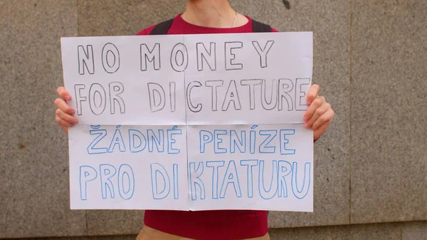 Diktatörlük protestosu için elinde poster olan adam para değil. — Stok fotoğraf