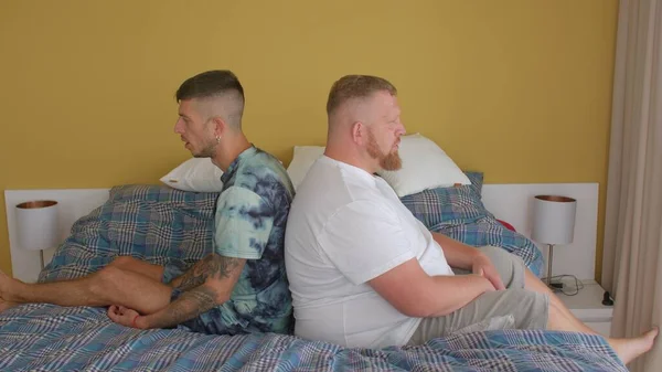 Dois tipos discutem saúde mental. Depressão e ansiedade para afetar homens gays. — Fotografia de Stock