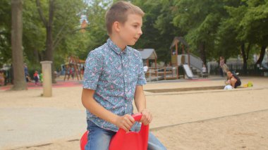 Çocuk parkta dönüyordu. Karmaşık vestibüler bilgi.