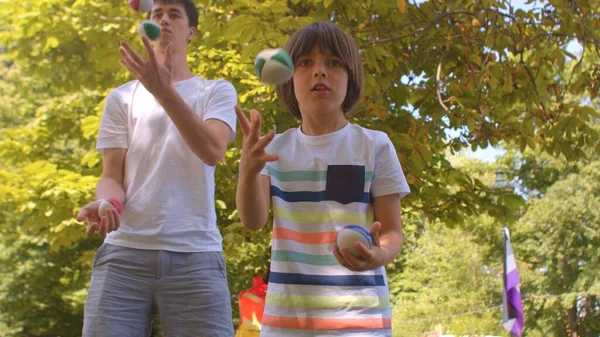 Pojke och lärare med stake. Lära sig jonglera påverkan tillväxt neurala anslutningar — Stockfoto