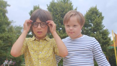 Genç adam gözlerinde gözlük takıyor. Başka bir resim görmeye başlar ve gider..