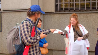 Pas veren el ilanlarını alır. Protestoda bilgi alışverişi, yazdırılmış medya