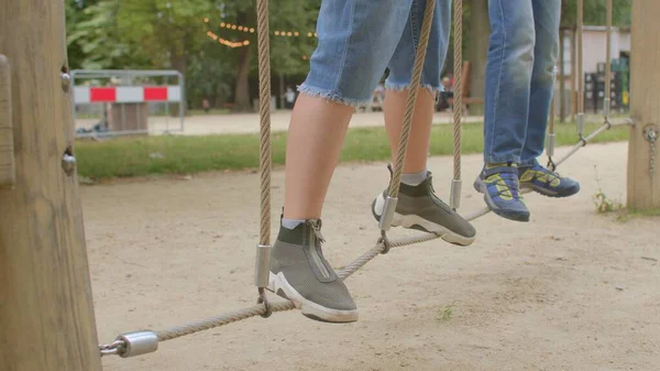 I piedi dei bambini fanno passi cavo in pantaloncini pantaloni. Equilibrano la concorrenza. — Foto Stock