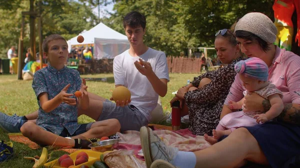 Velká rodina tráví volný čas městský park kapka ovoce, motivovat aktivní volný čas — Stock fotografie