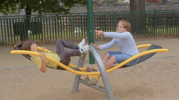 Kinder mit besonderen Bedürfnissen Erholung. Spielplätze barrierefrei. — Stockfoto