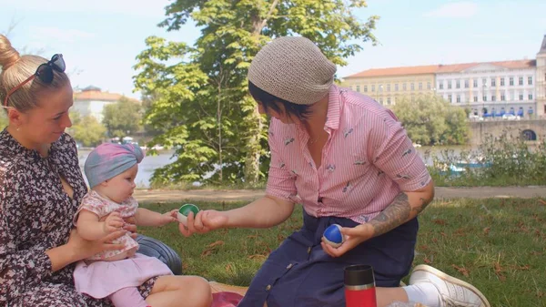 Balles de jongle pour bébé dans le parc. Processus d'apprentissage dans les jeux parentaux naturels. — Photo