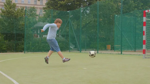 As Pessoas Jogando Futebol No Quintal Se Juntaram Em Círculo Durante O  Tempo Todo Foto de Stock - Imagem de ativo, jardim: 205153134