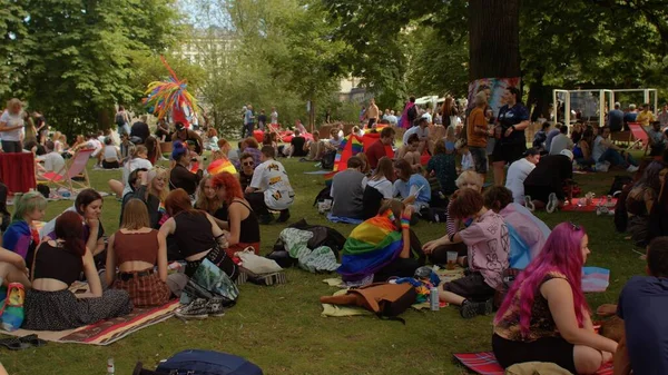 Festival ziyaretçilerinin sadakati. LGBT insanlarını tanımak için daha geniş bir toplum alanı — Stok fotoğraf