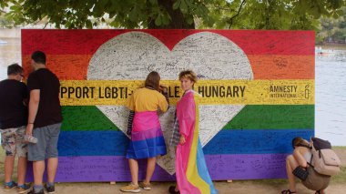 Macaristan 'daki LGBTİ insanlarını destekliyoruz. Avrupa 'da kamu girişimleri ve hareketler.
