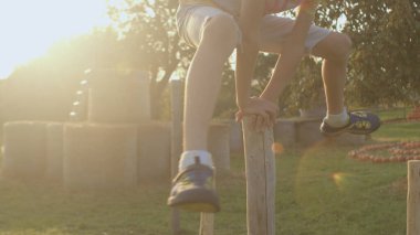 fiziksel aktivite gençlerin kardiorespiriyal zindeliği geliştirmesine yardımcı olur.