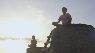 Doğada meditasyon yapan iki çocuk. Okul çocuklarının akıl sağlığı. 