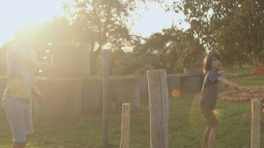 Kırsal kesimdeki çocuklar için aktif açık hava oyunları. Yüzüklerle oynamak..