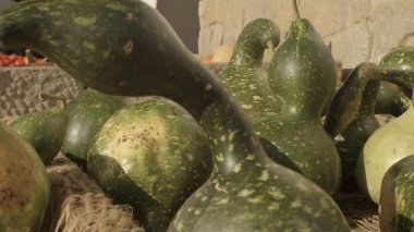 Bir sebzenin yeşil meyvesi. Vejetaryen yemeği yapmak için ham madde. Yeşil kabuk.