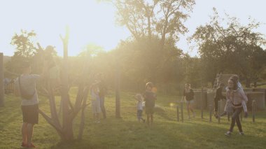 Anne Carrie 'nin kızı omuzlarda. Kırsalda eğlence..