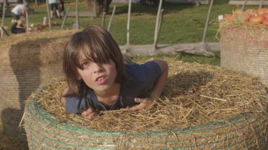 Çocuk köyde saman zıplıyor. Zıplayıp düşüyor. Dexterity denge eğitimi.