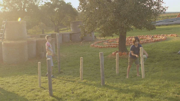 Juegos activos al aire libre para niños en el campo. Actividad física regular. —  Fotos de Stock
