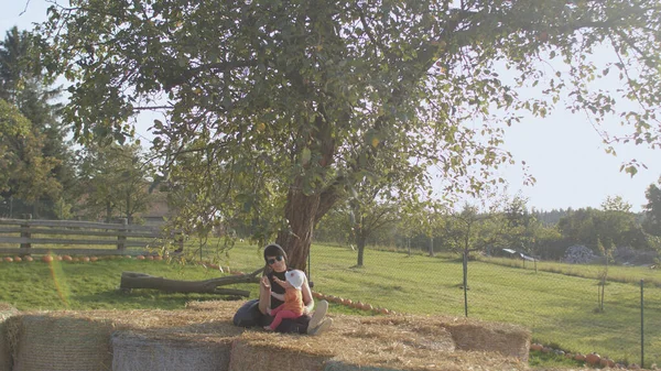 Kobieta z dzieckiem na wsi. Mama i dziecko, miłość natury — Zdjęcie stockowe