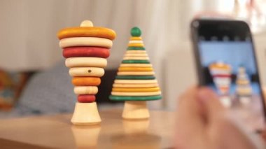 Eko ahşap oyuncaklar, organik odun. El yapımı satış için çevrimiçi platformlar için fotoğraf.