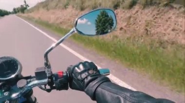 Motosiklet sezonuna başlıyorum. Sürücünün gidonu sıkı sıkıya bağlı..