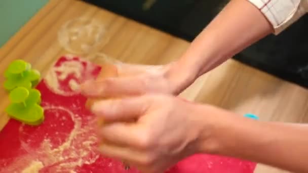 Mains maman et fille pétrir la pâte sur carton rouge bricolage alimentation saine. — Video