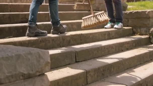 Zamiatać kurz po schodach. Sprzątanie miasta, zbieranie brudów. Czyszczenie przestrzeni miejskiej. — Wideo stockowe