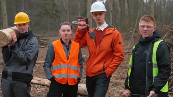 森の中のグループのプロの労働者。彼らは伐採をしてる. — ストック動画