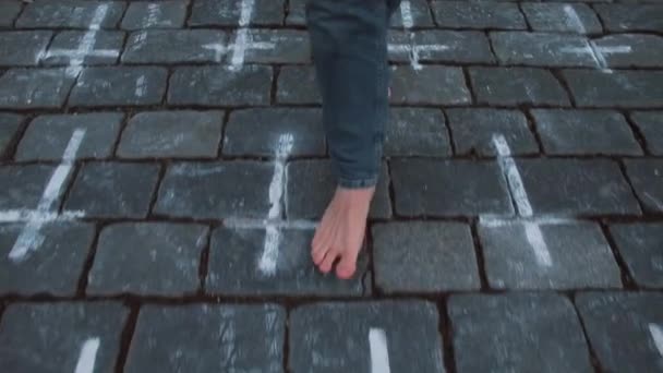 Manusia Ilahi mengambil langkah-langkah telanjang kaki di trotoar simbol salib digambar — Stok Video