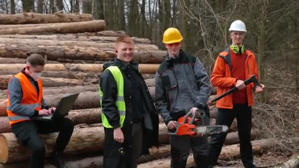 Lagporträtt av timmerarbetare. Glädjen att komma igång. — Stockvideo