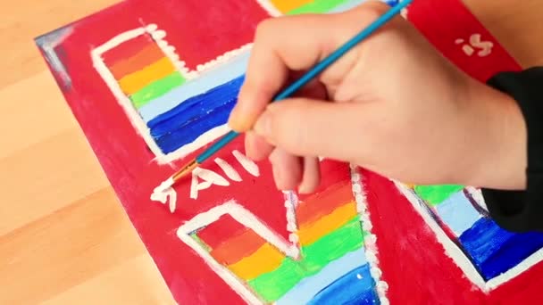 Main dessine un symbole de coeur blanc avec un pinceau. Ferme là. Concept LGBTQ. L'amour. — Video