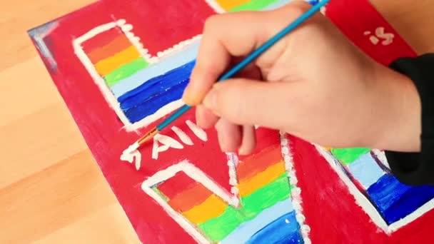 Hand tekent een wit hart symbool met een borstel. Sluit maar af. LGBTQ concept. Liefde. — Stockvideo