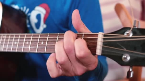 Hudebníci ruku dát akord na struny. Trénink prstu na hudební škole. — Stock video