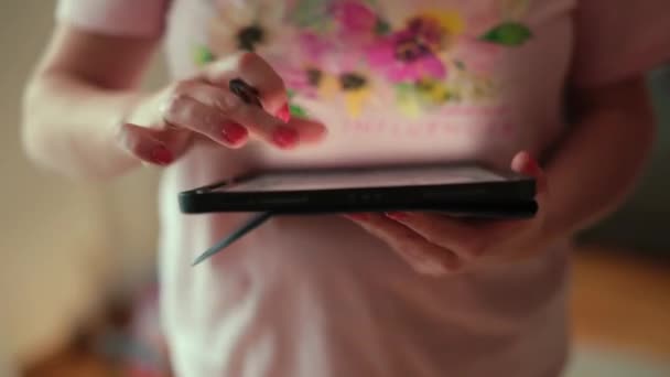 De stylus werkt op elk apparaat dat reageert op vingeraanraking. Handen tablet app — Stockvideo