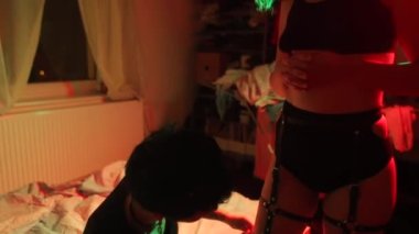 İki kadın kostümlü gösteri hazırlıyor. Kadın duyguları yatağı.